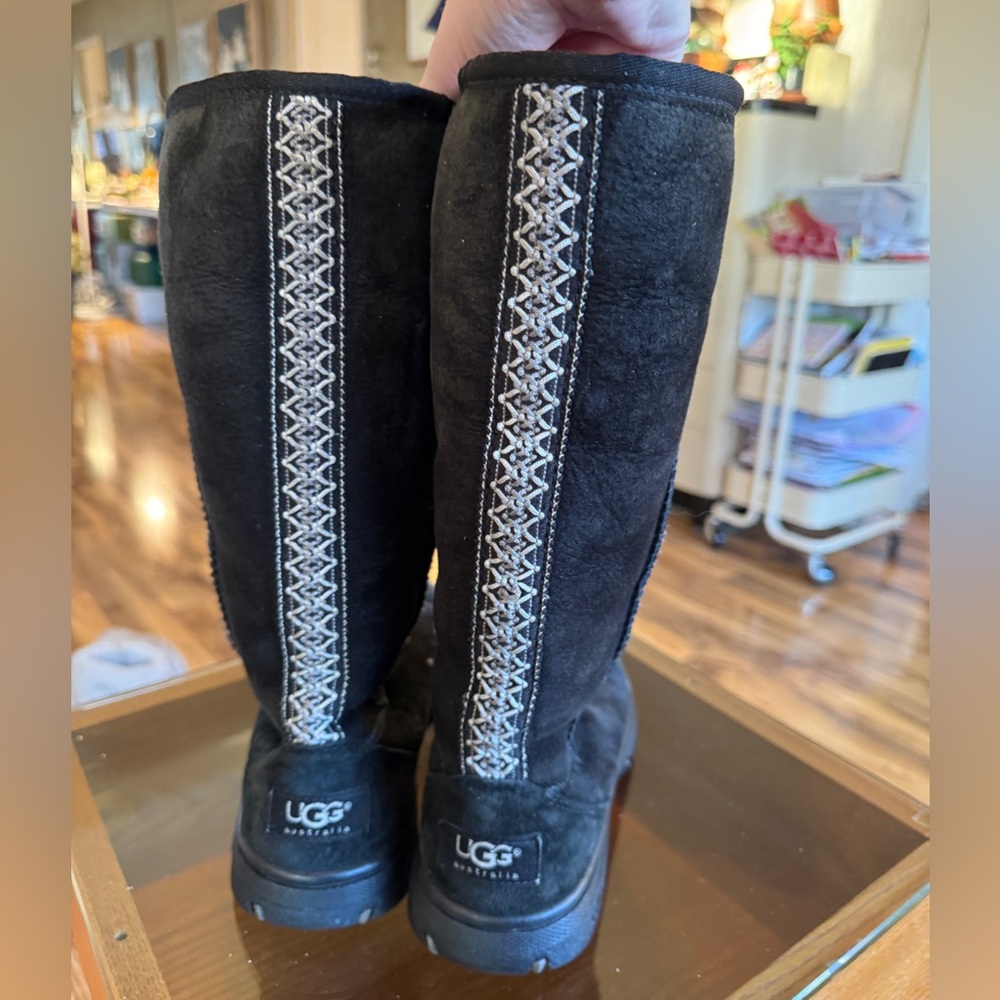 UGG Australia Tall Black Shearling Boots Women’s 6 GUC Winter Classic